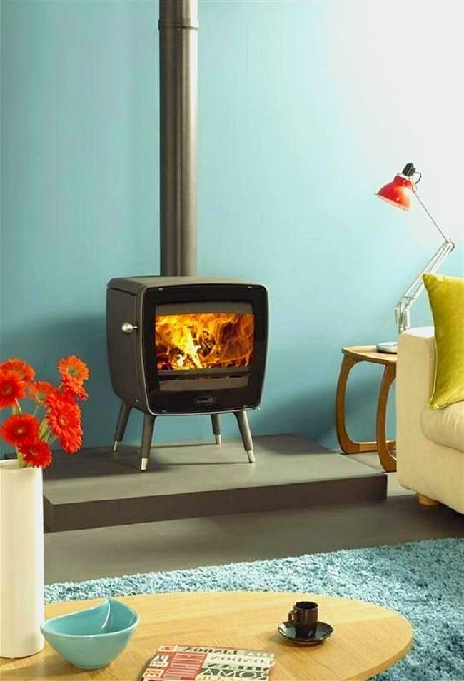 Веселый камин в виде старого телевизора прекрасно впишется в интерьер в стиле ретро.