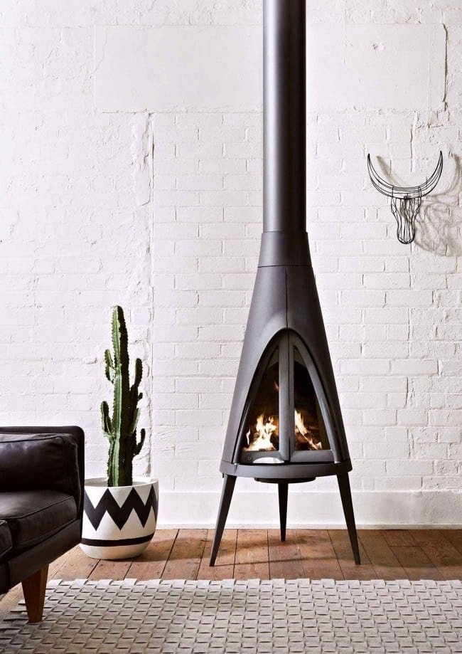 Чугун - не боится открытого пламени, поэтому большинство каминных плит изготовлены из этого металла