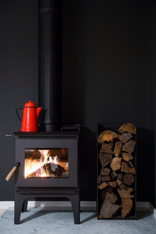 Дровяной камин идеально подходит для обогрева небольших помещений