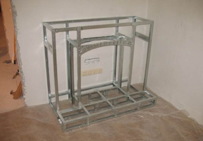 Металлический профиль каркаса фальш-дымохода