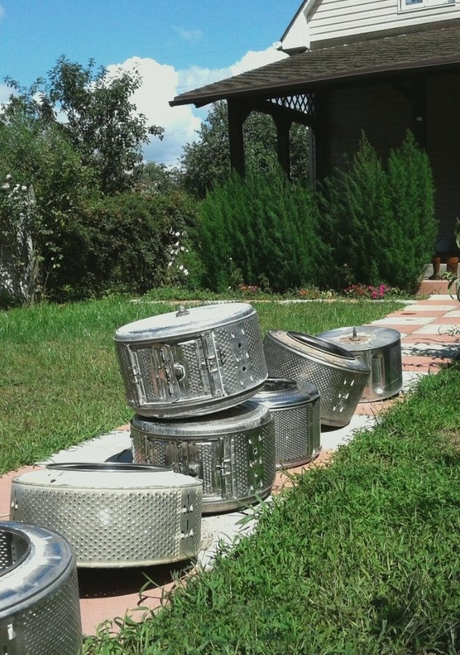 фотографии старых барабанов стиральных машин, валяющихся на дороге