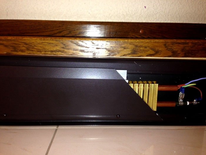 Плинтус располагается на один сантиметр выше пола.