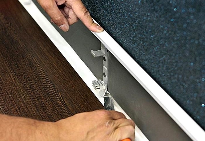 Плита крепится к стене с помощью саморезов.