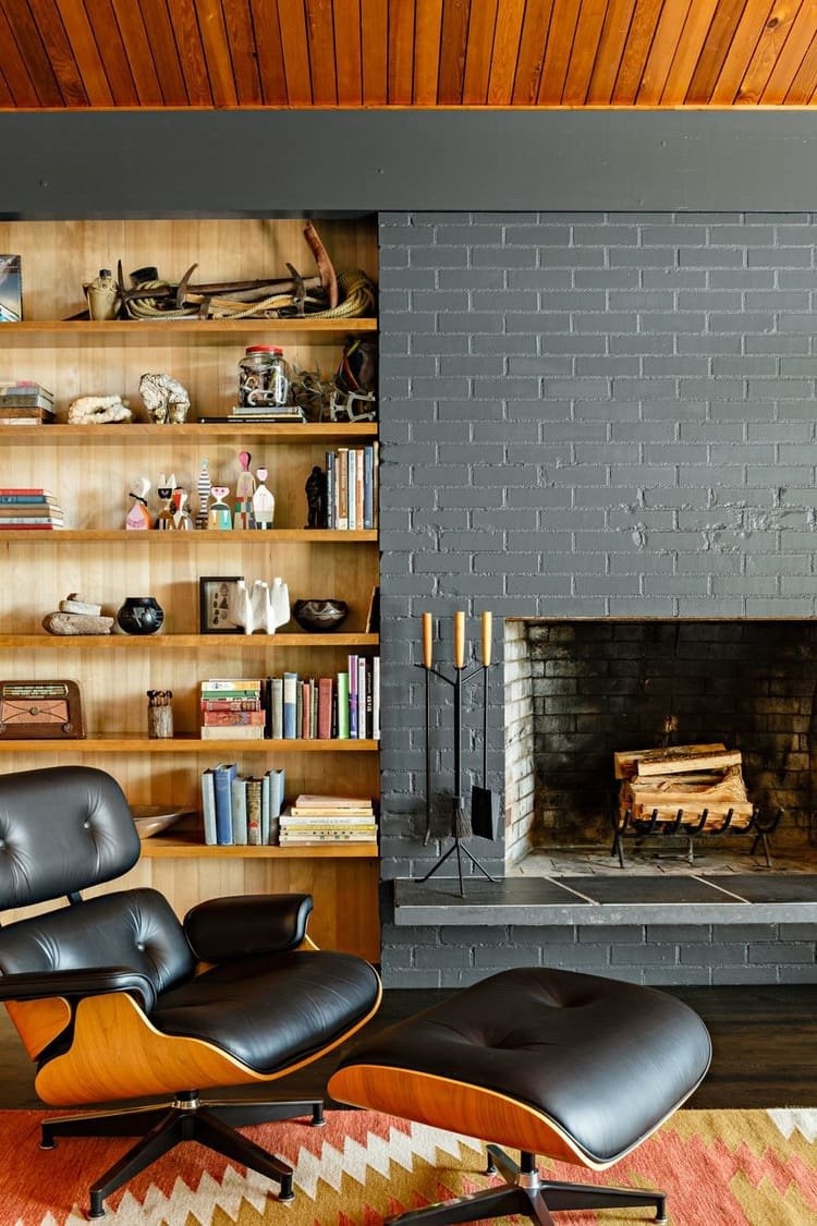 Кирпичный камин классической формы подходит к любому интерьеру