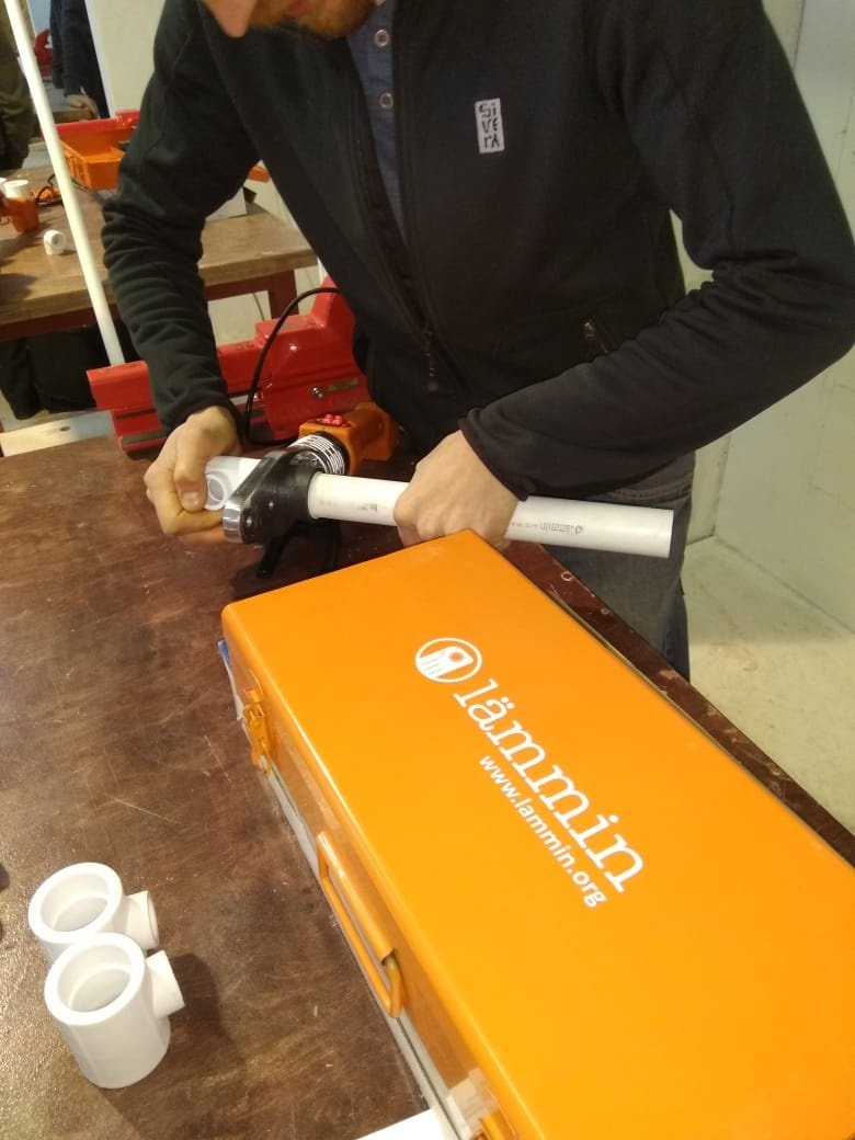 Процесс сварки труб
