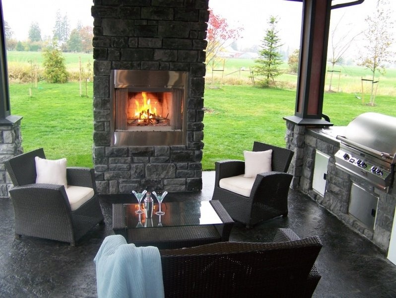 Декоративный камин в беседке