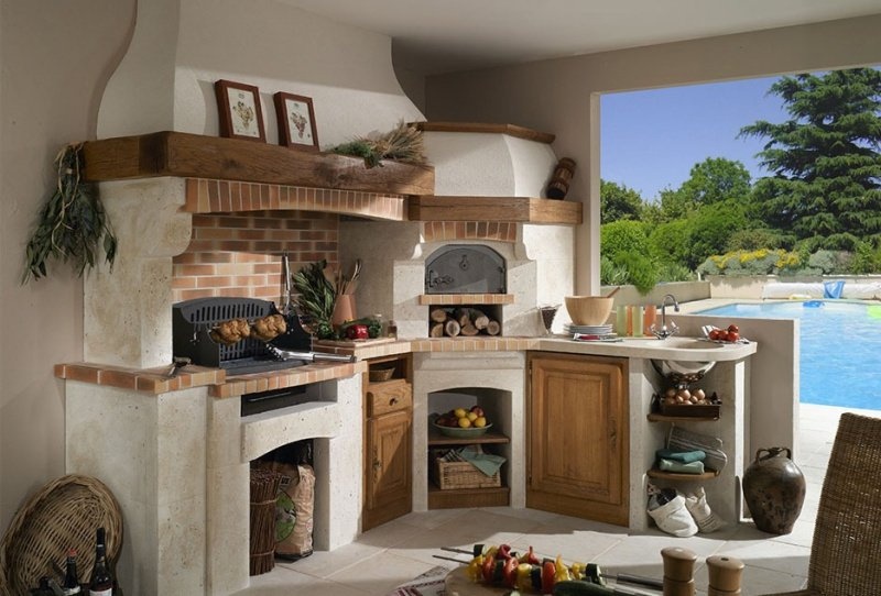 Интерьер кухонного комплекса рядом с бассейном