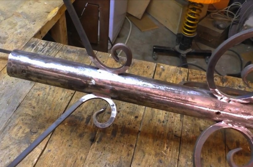 изображение: опора для паяльника из барабана стиральной машины с трубой и коваными деталями