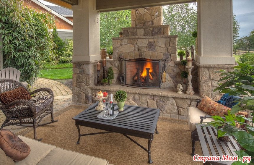 Каменный камин в беседке