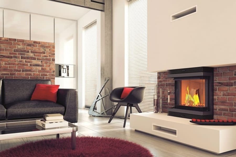 Декоративная кирпичная стена подчеркнет благородство камина.