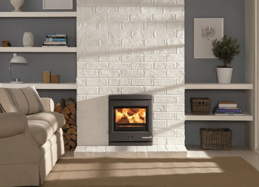 Электрический камин в интерьере гостиной