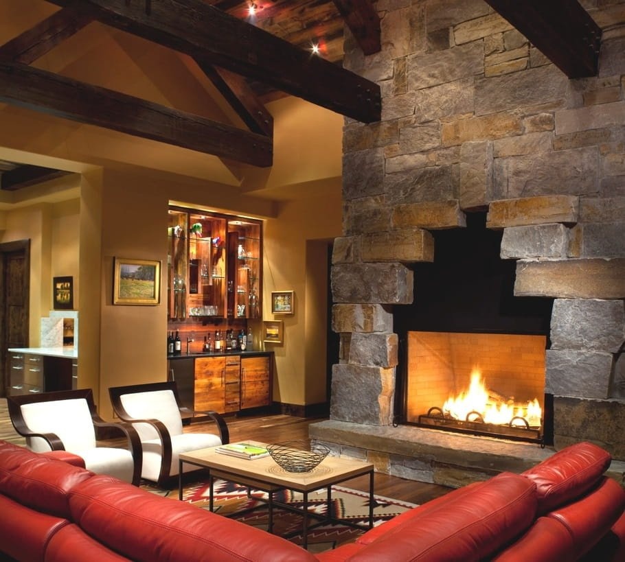 Уютный камин идеально подходит для семейных посиделок