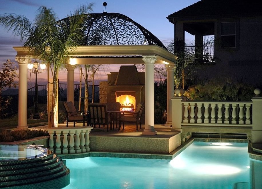 Купольная беседка с камином и прудом