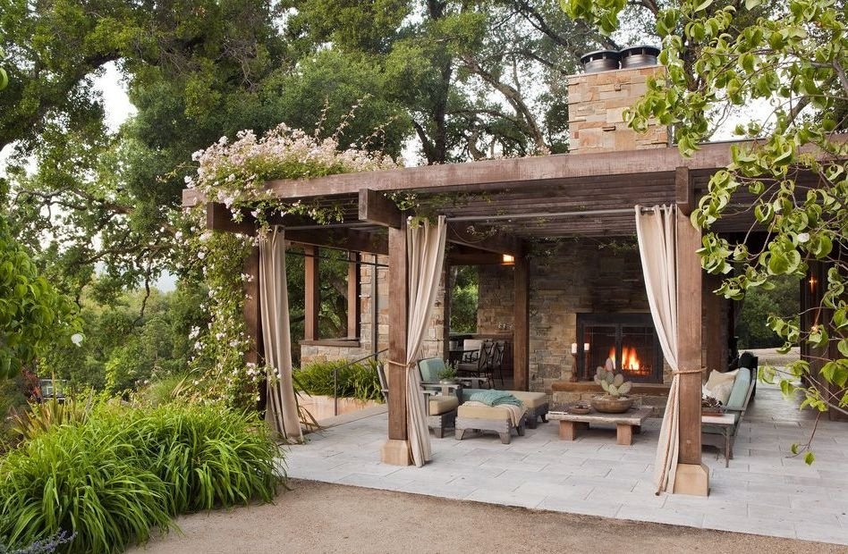 Односкатное здание с камином и декоративными шторами