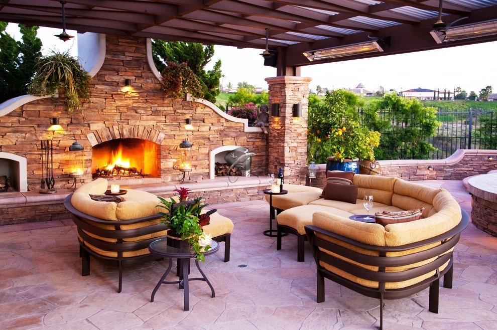 Интерьер беседки класса люкс с камином