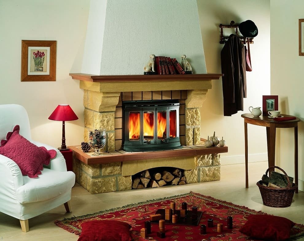 С помощью камина можно легко преобразить интерьер и создать атмосферу домашнего уюта.