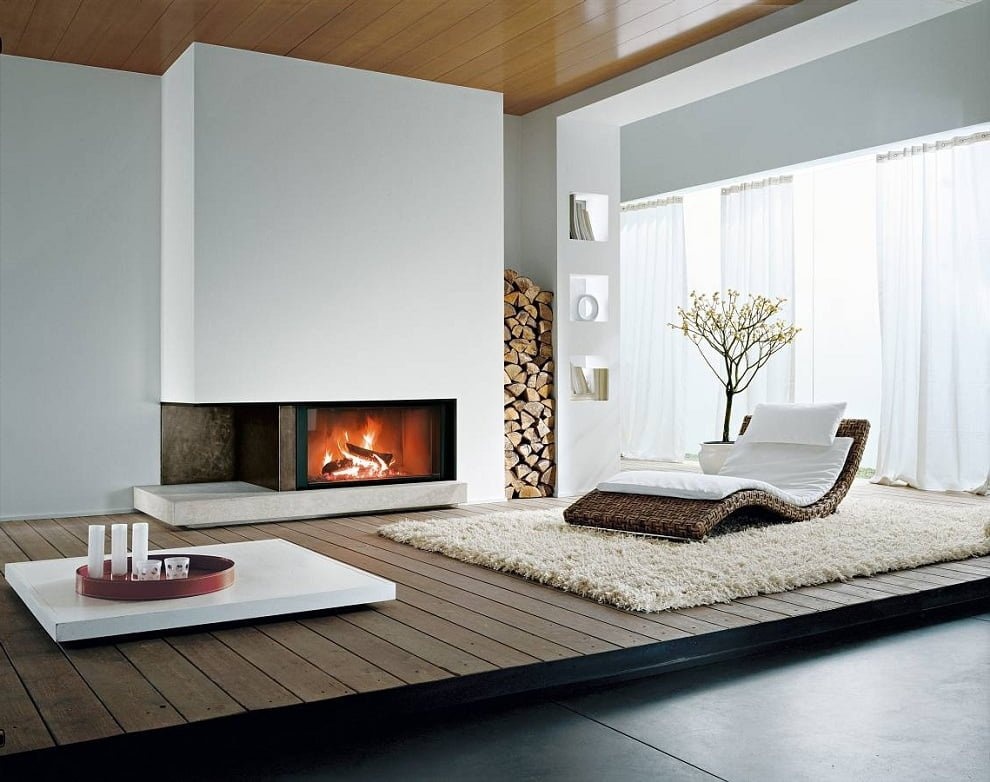 При желании можно создать оригинальную зону отдыха возле камина.